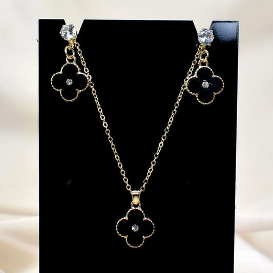 Dazzling Clover: Black Necklace Set with Centered Stone