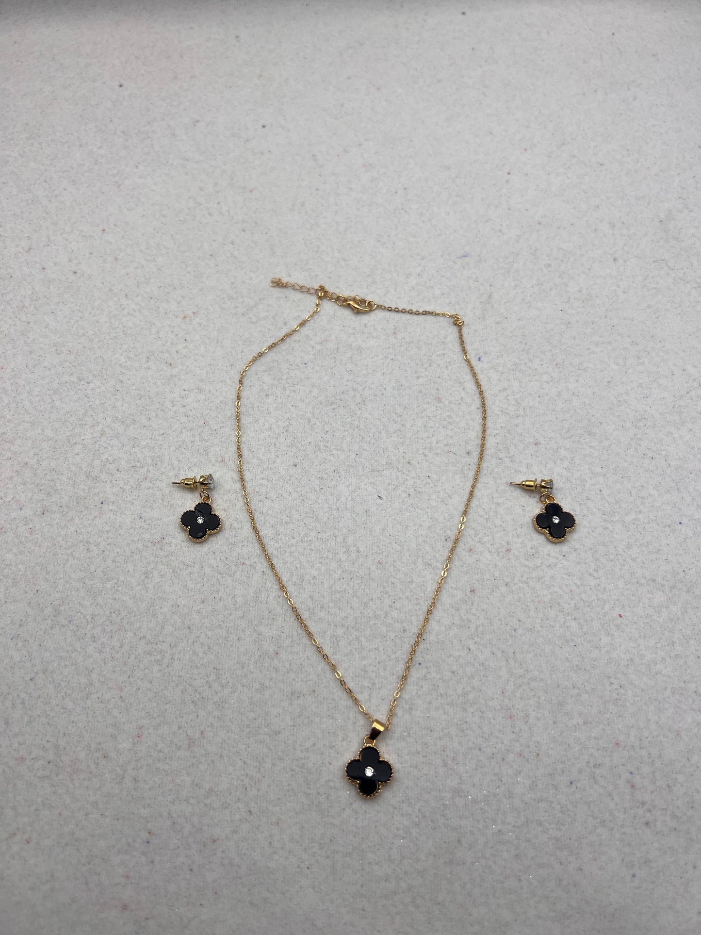 Dazzling Clover: Black Necklace Set with Centered Stone